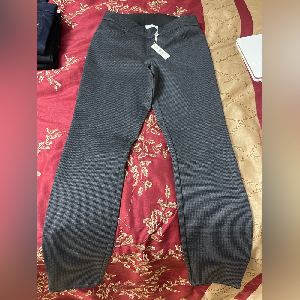 Woman’s Max Studio straight leg pant/leggings